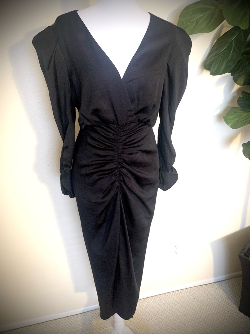Astr Black Long-Sleeve Ruched V-Neck Midi Dress